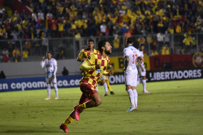 El festejo del ariete colombiano Jeison Medina (c) tras marcar el gol de la victoria de Aucas sobre Nacional de Paraguay