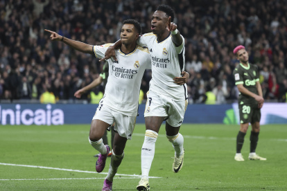 MADRID, 10/02/2024.- Los jugadores brasileños del Real Madrid, Rodrygo (i) y Vinicius Jr., celebran el cuarto gol del equipo madridista durante el encuentro correspondiente a la jornada 24 de primera división que disputan hoy sábado Real Madrid y Girona en el estadio Santiago Bernabéu, en Madrid. EFE / Kiko Huesca.