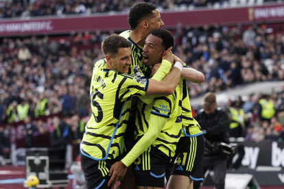 London (United Kingdom), 11/02/2024.- Gabriel Magalhaes of Arsenal celebrates after scoring the 0-3 goal during the English Premier League soccer match between West Ham United and Arsenal FC, in London, Britain, 11 February 2024. (Reino Unido, Londres) EFE/EPA/TOLGA AKMEN EDITORIAL USE ONLY. No use with unauthorized audio, video, data, fixture lists, club/league logos, "live" services or NFTs. Online in-match use limited to 120 images, no video emulation. No use in betting, games or single club/league/player publications.