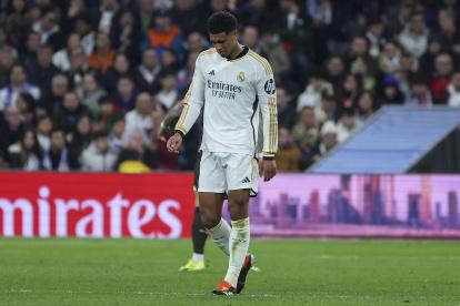MADRID, 10/02/2024.- El centrocampista del Real Madrid, Jude Bellingham, abandona el terreno de juego tras caer lesionado durante el encuentro correspondiente a la jornada 24 de primera división que disputan hoy sábado Real Madrid y Girona en el estadio Santiago Bernabéu, en Madrid. EFE / Kiko Huesca.