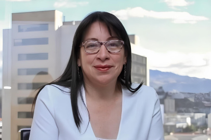 Goyes es abogada y posee estudios en Ciencias Políticas y Sociales, así como una especialidad en Métodos Alternos de Solución de Conflictos Sociales.