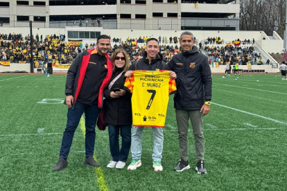 Homenaje. Carlos Muñoz y    Violeta Vergara recibieron la camiseta de manos de Antonio Álvarez y Raúl Chávez, de Barcelona.
