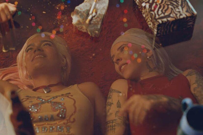 Karol G y Young Miko, en una escena del clip.