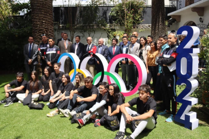 Algunos deportistas clasificados a París, así como autoridades del COE y el ministerio acudieron a la Embajada.