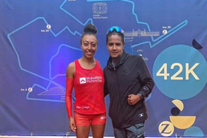 Mary Granja (i) luego de culminar la prueba de fondo española.