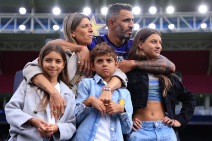 El ahora exfutbolista estuvo acompañado por su esposa y tres hijos. Su hijo en una de las alocuciones le dijo: “Quiero copiar todo lo que haces”. Pelle rompió en llanto.