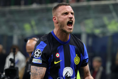 Milan (Italy), 20/02/2024.- Inter Milan"Äôs Marko Arnautovic celebrates after scoring the 1-0 during the UEFA Champions League round of 16 first leg match Inter Milan vs Atletico Madrid at Giuseppe Meazza stadium in Milan, Italy, 20 February 2024. (Liga de Campeones, Italia) EFE/EPA/MATTEO BAZZI