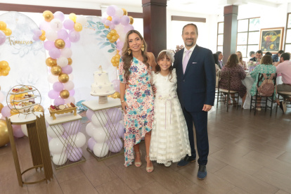 Francesca junto a sus padres, Inés y Pablo.