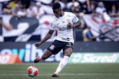 El defensor ecuatoriano Félix Torres se adueñó de la titularidad en Corinthians