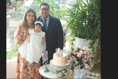 Denisse Bravo y Álex Zea junto a la pequeña María Cristina.