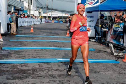 La celebración de la maratonista tricolor Mary Granja tras cruzar la meta en Sevilla y alcanzar la marca a París 2024.