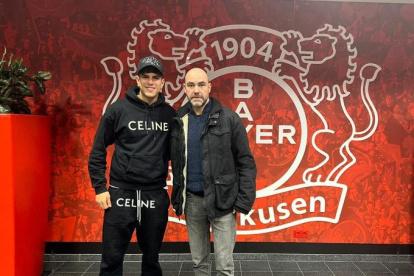 El entrenador de La Tri, Félix Sánchez (d) visitó a Piero Hincapié en Alemania