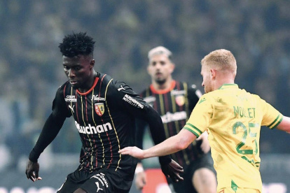 Jhoanner Chávez fue titular en el partido de UEFA Europa League con Lens