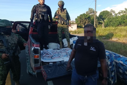 DETENIDO.- El sospechoso transportaba el explosivo en el balde de la camioneta cubierta con colchones.