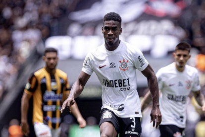 El defensor ecuatoriano Félix Torres no deja la titularidad en Corinthians