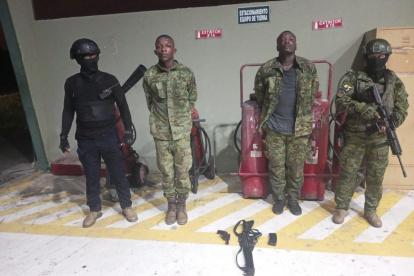 Se capturó a dos hombres que fingieron ser uniformados en servicio activo.