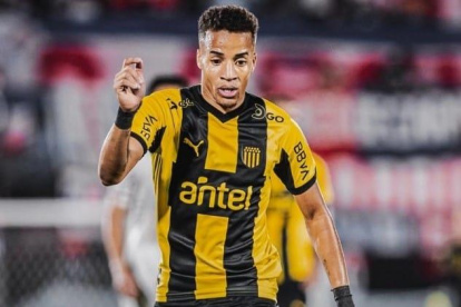 El lateral Byron Castillo mantiene la titularidad con Peñarol