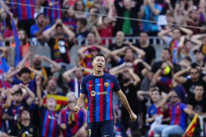 BARCELONA, 28/05/2023.- El delantero polaco del FC Barcelona Robert Lewandowski celebra el gol de su equipo durante el encuentro correspondiente a la jornada 37 de Primera División disputado hoy domingo en el Camp Nou. EFE/Enric Fontcuberta.