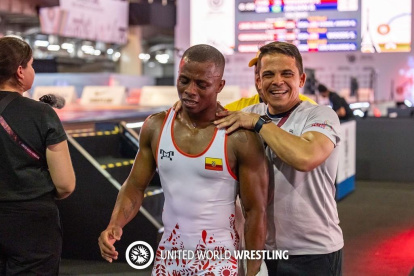 Montaño con su entrenador Manuel Rubia, tras ganar la semifinal.