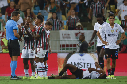AMDEP7616. RÍO DE JANEIRO (BRASIL), 29/02/2024.- Jhon Kennedy (3-i) de Fluminense reclama luego de recibir tarjeta roja este jueves, en la final de la Recopa Sudamericana entre Fluminense y LDU Quito en el estadio Maracaná en Río de Janeiro (Brasil). EFE/ Antonio Lacerda