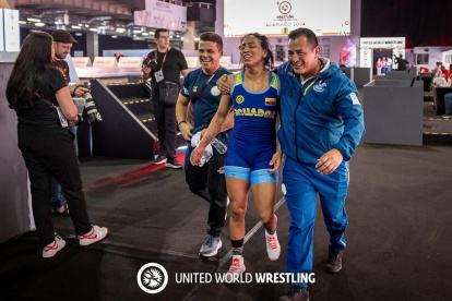 Luisa cuando salía de la colchoneta con parte de su cuerpo técnico tras ganar las semifinales y obtener el boleto.