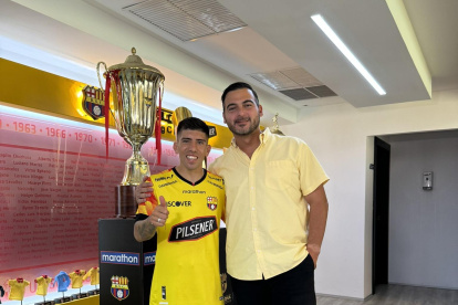 Braian Oyola junto a Antonio Álvarez, presidente del Barcelona.