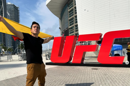 El youtuber quiteño llegó hasta el Kaseya Center en Miami para apoyar a su compatriota.