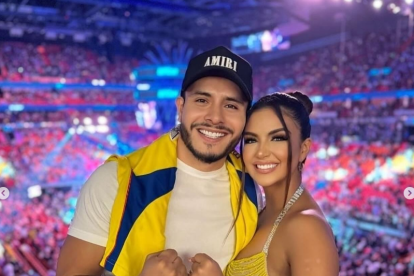 Dayanara Peralta y Jonathan Estrada en el Kaseya Center de Miami.