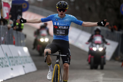 Cagli (Italy), 09/03/2024.- Jonas Vingegaard of the Team Visma Lease a Bike wins the 6th stage of the 59th Tirreno-Adriatico, a 180km cycling race from Sassoferrato to Cagli, Italy, 09 March 2024. (Ciclismo, Italia) EFE/EPA/ROBERTO BETTINI