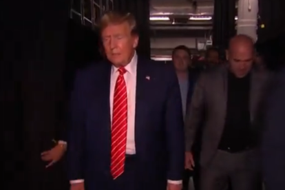 Trump llega al Kaseya Center junto a Dana White, presidente de la UFC.