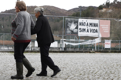 Ciudadanos ejercen su derecho al voto este 10 de marzo en la región de Trás-os-Montes en Portugal.