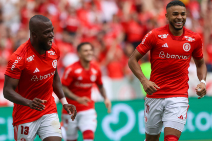 El goleador ecuatoriano Enner Valencia (i) volvió a anotar para Inter de Porto Alegre en el torneo estadual