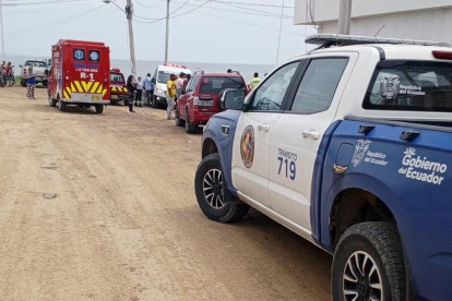 Bomberos y la Policía llegaron al sitio para ayudar al rescate.