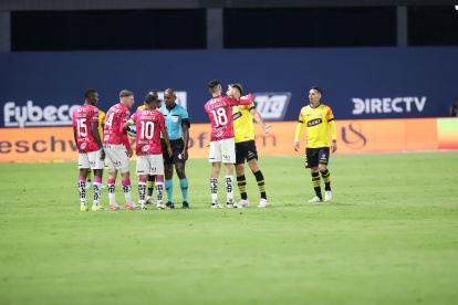 Augusto Aragón otra vez en problemas luego de un partido entre Independiente vs Barcelona.