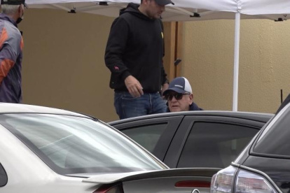 Como queriendo pasar desapercibido, con gafas y gorra, Luis Chiriboga, hoy de 77 años, acudió a las reuniones del club.