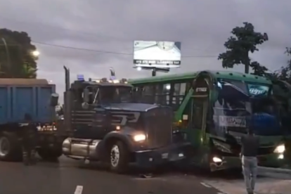 Ambos vehículos quedaron atravesados sobre la avenida, entre los sectores Miravalle 2 y 4, en sentido Quito- Cumbayá.