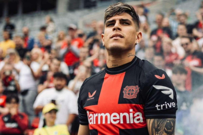 Bayer Leverkusen y Piero Hincapié continúan en el liderato de la Bundesliga.