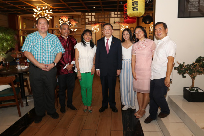 Pablo Chu, Eddie Chiang, Beatriz Chang, Gao Zhenting, Siuyi Wong, Lina Tang y Eddy León.