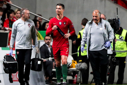LB01. LISBOA (PORTUGAL), 25/03/2019.- Cristiano Ronaldo (c) de Portugal deja el campo en el juego ante Serbia durante un partido del grupo B por la clasificación de la Eurocopa 2020 entre Portugal y Serbia este lunes, en el estadio Luz de Lisboa (Portugal). EFE/MARIO CRUZ PORTUGAL FÚTBOL EURO 2020 CLASIFICACIÓN.