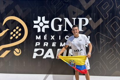 El riobambeño de 33 años con la bandera en la sede del torneo, en México.