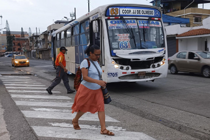 Una mujer desciende de un autobús del servicio público, en una fotografía de archivo.