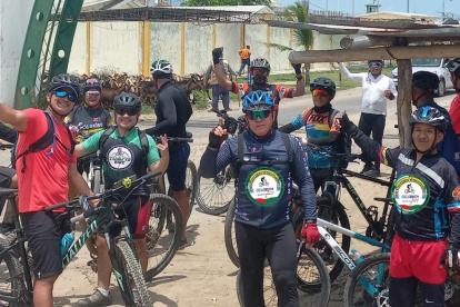 Los ciclistas ecuatorianos en la planificación desarrollada en Puerto Pizarro.