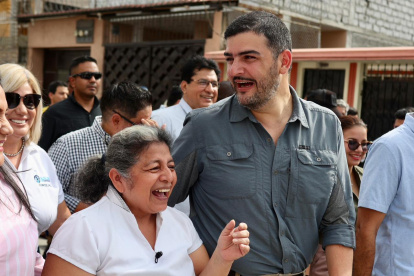 El alcalde Aquiles Álvarez durante un recorrido por la ciudad.