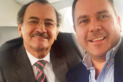 Fernando Villavicencio publicó esta fotografía de Diego Sánchez y Carlos Pólit, en el marco de una denuncia sobre la disputa en la Contraloría.