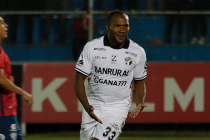 El experimentado delantero Juan Luis Anangonó es el goleador en Guatemala