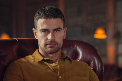 El actor británico Theo James es uno de los protagonistas de la exitosa serie.