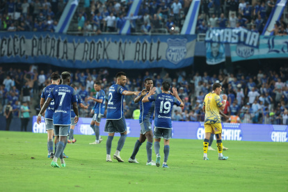 Emelec derrotó a Delfín en el estadio Geroge Capwell con goles de Castelli e Caicedo