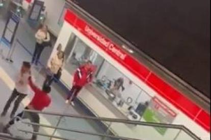 Los jóvenes se golpearon en la estación de la Universidad Central.