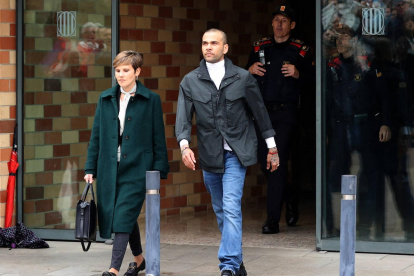 Dani Alves saliendo del juzgado en la ciudad de Barcelona, España