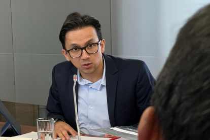 Castillo es Ingeniero en Ciencias Económicas y Financieras y tiene una maestría en Economía.